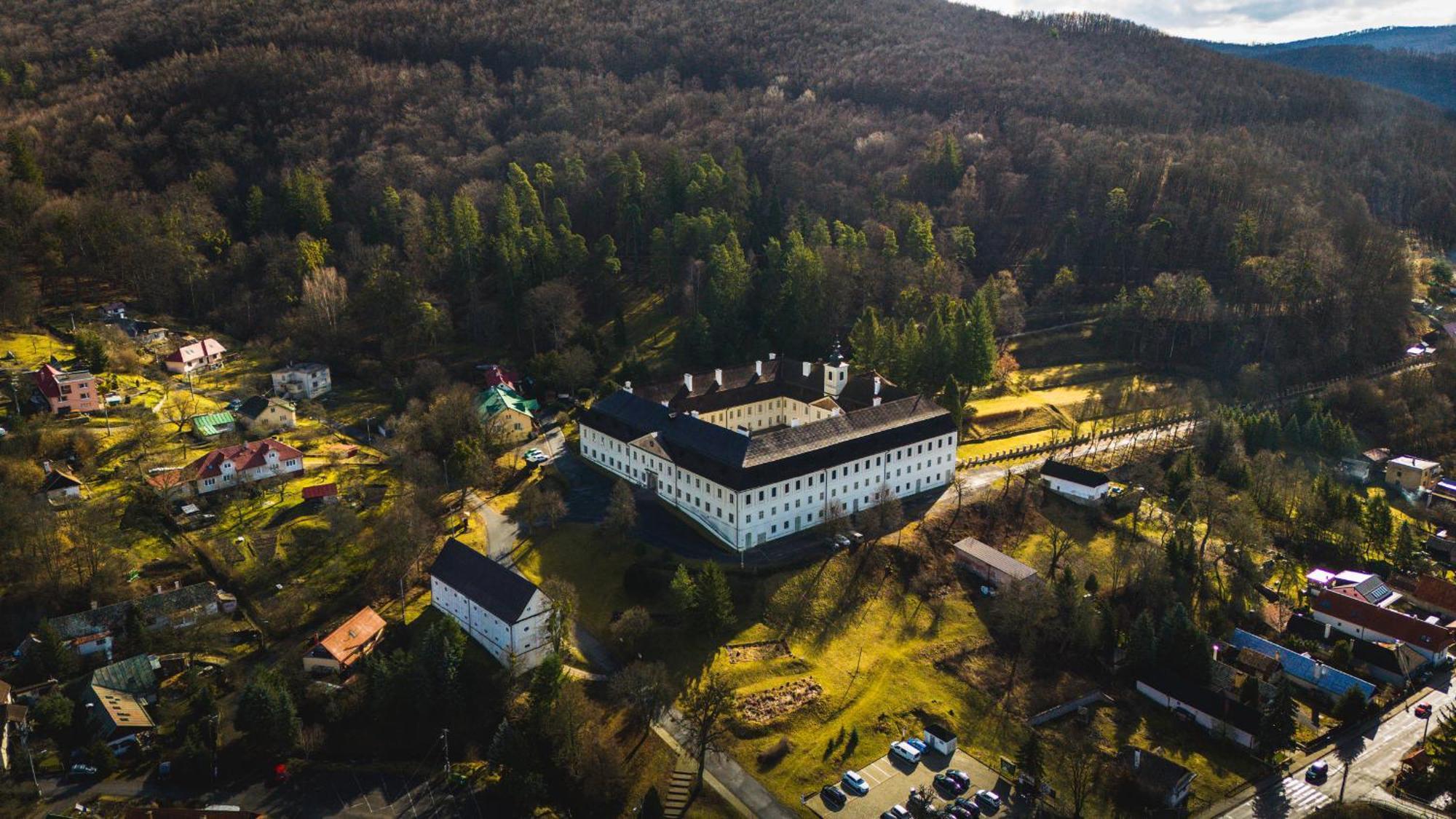 Sovi Dom- Historicke Apartmany Z 19 Storocia, 4Km Od Banskej Stiavnice Svätý Anton Exteriör bild