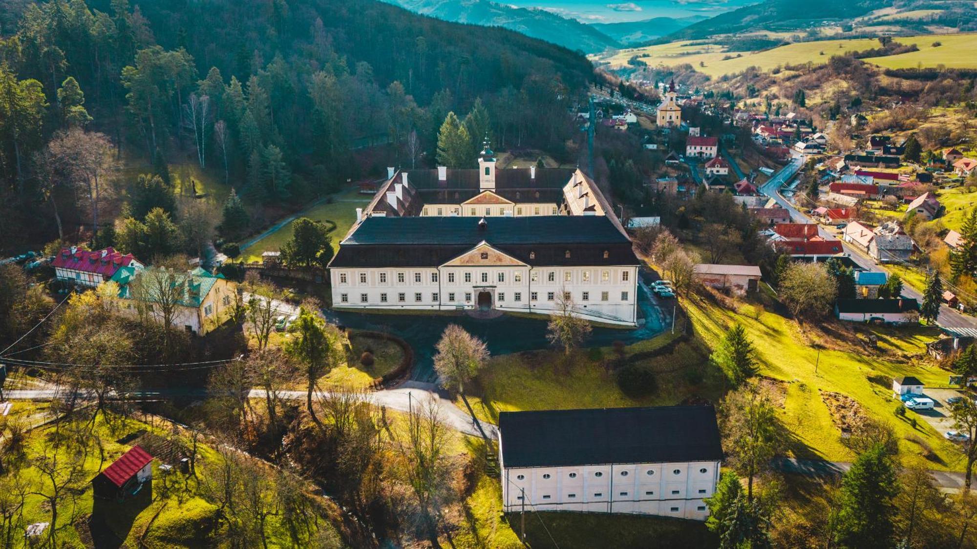 Sovi Dom- Historicke Apartmany Z 19 Storocia, 4Km Od Banskej Stiavnice Svätý Anton Exteriör bild